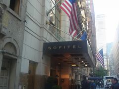 今日から３泊お世話になるSofitel Hotel

アコーホテルズでポイントを貯めているので。
ヨーロッパのグループなので、アメリカには数えられるくらいしかない。
なぜここにしたかというと、来年度のステイタスを保持するため。
NYはホテル代が高い。このホテルもそれなりにするけれど、他とそれほど
料金が変わらなかったし、立地が良かったので。

到着したのが早くて、さすがにまだチェックインできず
荷物を預けて すぐに出発。