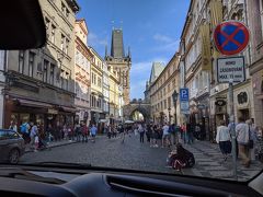 プラハ・エアポートトランスファーの迎えの車、16:30の予定がなかなか来ないので、フロントの女性に頼んで問い合わせの電話をかけてもらいました。結局17時前に到着。shared shuttleですでに4人ほど乗っていました。プラハ空港までは30分弱なので、19：30の便には十分間に合いました。

