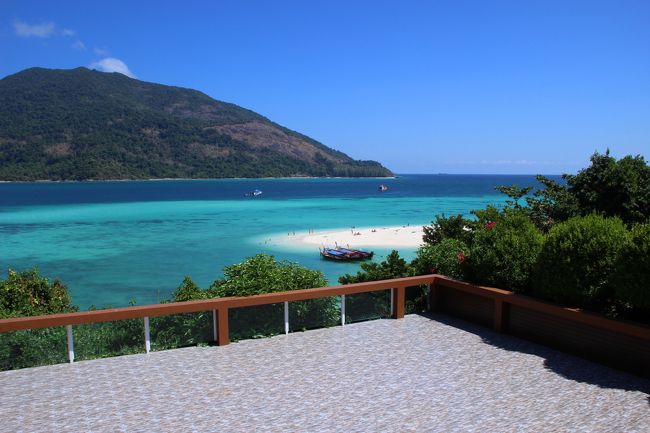 ☆Sundbar View from Mountain Resort @ Koh Lipe Thai<br /><br />☆2/21(木)<br /><br />９日目のPart①ではJacuzzi Villaの丘から見下ろした<br />砂洲やMountain Resort Beachを撮影しましたが<br />Part②ではレストラン棟隣りのパブリックスペースからスタートします。<br /><br />