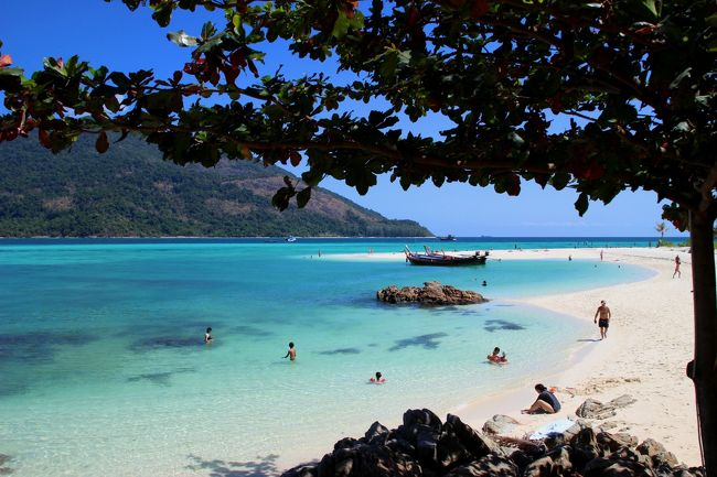 ☆Sundbar View from Mountain Resort @ Koh Lipe Thai<br /><br />Mountain Resort前のビーチに降りてきました。<br />今でこそMountain Resortの送迎はPattaya Beachへピックアップトラックでしていますが、私が初めて訪れた２０１１年と２０１２年はPattaya　Beach沖の<br />浮き桟橋(ポンツーン)からロングテールボートで<br />この写真でボートが停泊している辺りに船付けし、<br />丘に見えるレセプションに合図して荷物を荷揚げしてもらっていました。