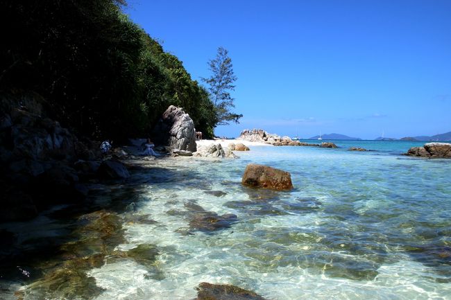 ☆Mountain Resort Beach View @ Koh Lipe Thai<br /><br />今日は砂州とは反対側、西に向かって散策することにします。<br />この時は満潮近くだったので西側のビーチの１/３くらいまで<br />潮が満ちてきていました。<br />向こうのビーチに行くには膝下くらいまで海に浸からなければ行けません。