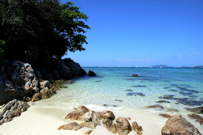 ☆Mountain Resort Beach View @ Koh Lipe Thai<br /><br />干潮なら西隣りのLame Hin Beachにはこの先の岩場の先端を回り込んで行けますが、満潮時はかなり潮が満ちてくるので丘側の獣道を利用します。<br />ぱっと見は岩やブッシュで行けそうな感じがしませんが<br />ようく探せば踏み跡があるので分かります。