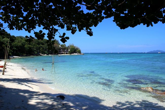 ☆Lame Hin Beach View @ Koh Lipe Thai<br /><br />獣道を通り西隣りAdang Sea Eco Village（旧・Cozy Cove ）の２階建てバンガローの下を抜けLame Hin Beachに出ました。