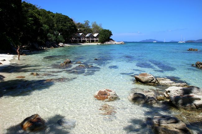 ☆Lame Hin Beach View @ Koh Lipe Thai<br /><br />Lame Hin Beach も満潮になると一部は陸側ギリギリまで<br />潮が満ちてくるのでビーチ全体を行き来するには<br />一部足首くらいまで海水に浸かります。<br /><br />ビーチの向こう、海に張り出すようなバンガローは<br />Fisheries Deptで、岬にあるPrincess palaceを取り囲むような敷地に<br />質素なバンガローが点在します。<br />“Fisheries Dept”とはFisheries Departmentの略で水産局と訳すことが多いようです。<br /><br />Sunset Beachは岬の反対側。<br />干潮ならなんとか岩場を回り込んで行けないこともありませんが<br />海水が引いた岩場はとても滑りやすいのでお勧めできません。<br />でも裏技があります。<br /><br />裏技はPart3-①で既に紹介したのでそちらをご覧下さい。<br />※https://4travel.jp/travelogue/11468393