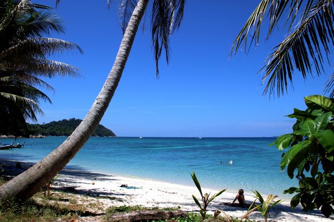 ☆Sunset Beach View @ Koh Lipe Thai<br /><br />で、いきなりSunset Beachから再スタートします。<br />Sunset Beachは東西に長さ約３４０ｍ、<br />リペ島ではSunrise Beach（1300m）Pattaya Beach（1000m）に次いで<br />長いビーチです。<br />