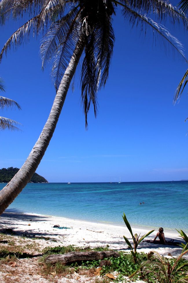 ☆Sunset Beach View @ Koh Lipe Thai<br /><br />以前はビーチの東側はFisheries Deptが占め<br />西側はPorn Resortが占めていました。<br />でも現在Fisheries Deptは半休眠状態、<br />Porn Resortは取り壊され空地のままになっています。