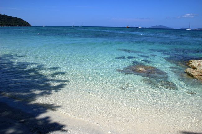 ☆Sunset Beach View @ Koh Lipe Thai<br /><br />乾季のSunset Beachは北東からの波風の影響を受けにくいので<br />波静かな時が多いですが満潮に潮止まりはとくに穏やかです。