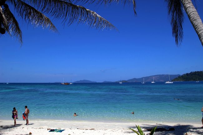 ☆Sunset Beach View @ Koh Lipe Thai<br /><br />そりゃ滞在中、毎日このようにピーカンだと<br />焼けやすい体質の私は日焼け止めを塗っていても真っ黒です。<br />ファラン(白人)から見ればコンタイ(タイ人)と見分けが付かないかも(^^;)。