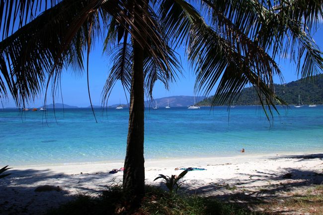 ☆Sunset Beach View @ Koh Lipe Thai<br /><br />Sunset Beach はビーチパラソルやチェアの類は全くありませんが<br />日陰が多いのでビーチシートさえ持参すれば<br />直射日光の心配は要らないと思います。