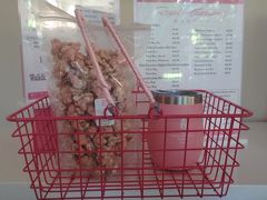 ハワイ・ワイキキ『ロイヤル ハワイアン ホテル』
【Royal Hawaiian Bakery】

【ロイヤル ハワイアン ベーカリー】のカゴもピンク！

2017年2月1日にオープンした「ロイヤル ハワイアン ベーカリー」は、
ホテルの歴史を感じさせる本館のココナッツ・グローブを見渡す
ココナッツ・ラナイに位置しています。
ご宿泊のお客様への特典として人気のバナナナッツ・ブレッドを
はじめとする豊富なペイストリーやデザート、ホテル内レストラン
「サーフ ラナイ」でも好評のピンクパレス・パンケーキをご自宅で
再現していただけるパンケーキ・ミックス、ロイヤル ハワイアン限定の
お土産など、多数の商品を取り揃えています。
アイス＆ホットコーヒーやお茶などのドリンクも
お求めいただけますので、オープンエアの空間で一息ついたり、
お出かけ前のテイクアウトなどに便利です。

https://www.royal-hawaiian.jp/bakery.htm