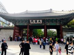 徳寿宮のお目当ては３時半に行われる王宮守門将交代儀式です。
まだ一時間ほどあったので1000ウォン払って中をあちこち見学します。
