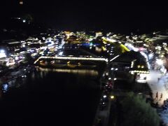 ２０分程歩いて鳳凰大橋に到着しました、
鳳凰大橋の歩道は観光客ですし詰め状態です。
川に架かっている光の橋は雪橋です。
