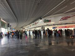 Autobuses del Norte駅で降りると隣はバスターミナル。すごい広大。