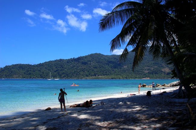 ☆Sunset Beach View @ Koh Lipe Thai<br /><br />直射日光の心配どころか<br />昼前頃から太陽が背後から射すので日陰が多すぎるくらいです。