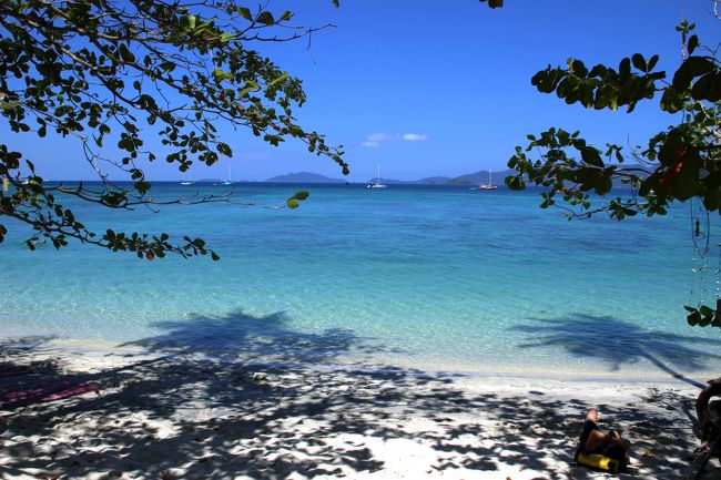 ☆Sunset Beach View @ Koh Lipe Thai<br /><br />Sunset Beachのほぼ真ん中に内陸側からビーチに至る唯一の公道があります。<br />公道といっても道幅は１．５ｍくらいしかないので車やバイクリヤカータクシーの類は入れません。<br />バイクタクシーでビーチに来たい場合はFisheries Deptを目指した方が<br />ビーチのそばまで入れます。