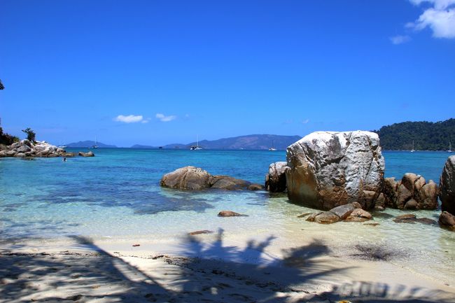 ☆Sunset Beach Dice Rock View @ Koh Lipe Thai<br /><br />@Bay View Sunset - Bar and Restaurant。<br /><br />Bay View Sunset Resortのビーチレストラン＆バーの前にある大岩は<br />通称ダイスロック。
