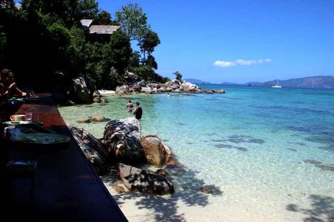☆Sunset Beach View @ Koh Lipe Thai<br /><br />@Bay View Sunset - Bar and Restaurant。<br /><br />Sunset BeachはBay View Sunset の Bar and Restaurantまでで<br />向こうに見えるのはブティックリゾートのSawn Resort。<br />干潮の時は海沿いに歩いていけますが<br />潮が満ちるとお尻の辺りまで濡れないと行き来できません。
