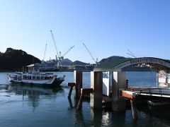 駅のすぐ前が海で、向かいの向島へ行く渡船の乗り場があります。