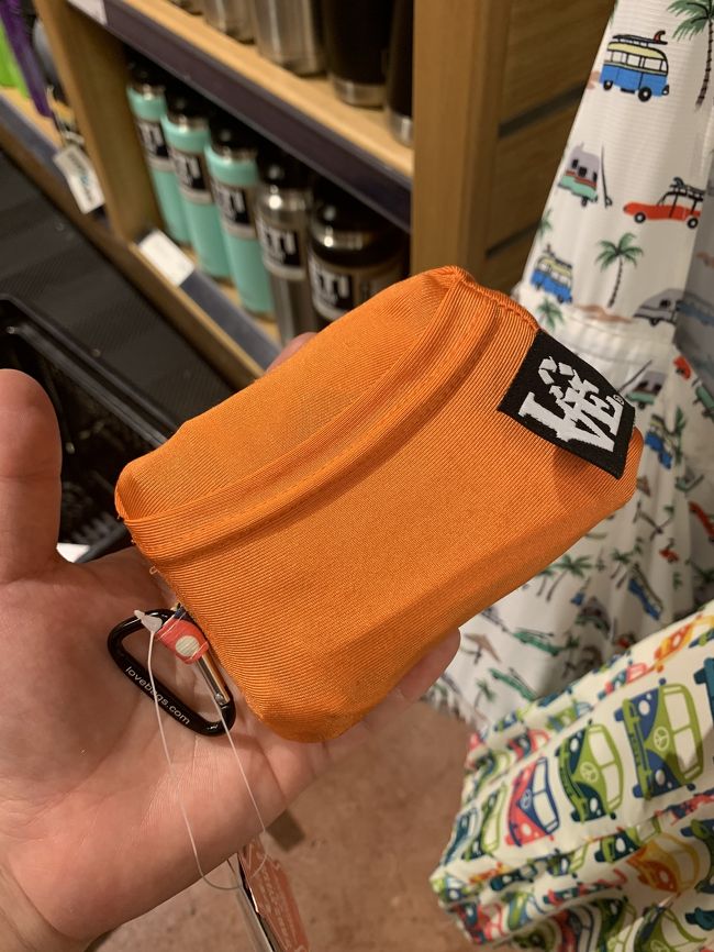 こちらのエコバッグ、生地自体がエコな素材で出来てて、こんなに小さくまとめることが出来るんです！<br />パイナップル柄を自分用にお買い上げ。