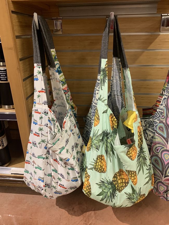 ホールフーズといえば、エコバッグです。<br />でもガイドブックに載っているのは、あまり興味がなくて。<br />ハイドロフラスクの棚に飾ってあったこちらのエコバッグに一目惚れ。