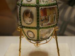 こちらは1896年5月26日にニコラス2世の戴冠式の15周年を記念して制作されたインペリアル・イースターエッグ。
卵は金、緑、白のエナメルでできてて、ダイヤモンドと水晶で細やかに装飾、表面は16のミニチュアを18のパネルに分割してはめこんでいる繊細な作品。
よく見ると確かに戴冠式の場面が描かれている！
