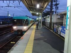 すっかり日が暮れてしまったので、御坊駅からは特急電車に乗って和歌山駅までショートカット。
オーシャンアロー車両が来た。