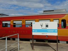 瀬戸内海の穏やかな車窓に癒されていると、伊予灘ものがたりの最大のハイライト、下灘駅に停車です。10分ほど停車するので、乗客の多くが車外に降りて写真撮影などを思い思いに楽しみます。

下灘駅というと夕陽がきれいなことで有名ですが、朝の下灘駅も気持ちよくて良いですよん♪