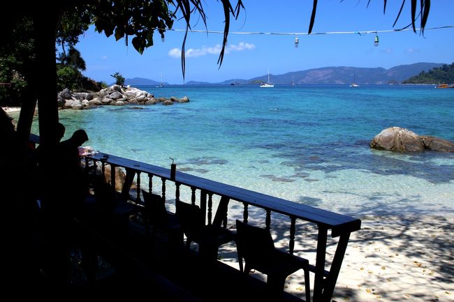 ☆Sunset Beach View @ Koh Lipe Thai<br /><br />@BayView Sunset - Bar and Restaurant。<br /><br />このビーチレストラン＆バーで食事はしたことはありませんが<br />いつもビールやコーラなど飲み物を飲みながら休憩します。<br /><br />なぜこのレストラン＆バーだけが閉鎖を免れたかと言うと<br />おそらくビーチの際にある自然木より内陸側に施設があるからだと思います。<br />店の前にあるビーチチェアなどは夜になれば撤収するので問題ないのでしょう。