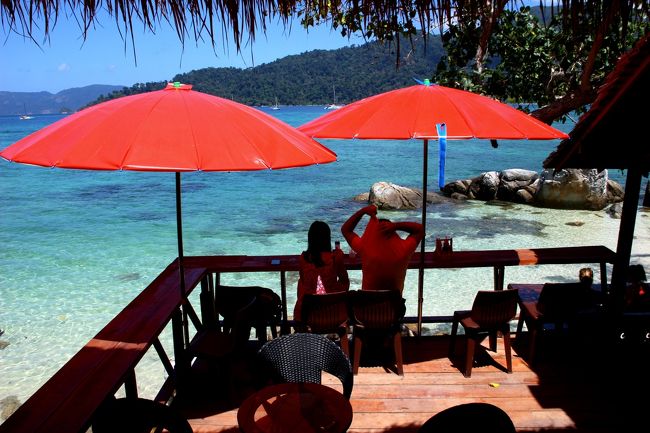 ☆Sunset Beach View @ Koh Lipe Thai<br /><br />@BayView Sunset - Bar and Restaurant。<br /><br />一休みしたあとは丘の上にある寺院通りに出ます。<br />公道を利用するとかなり遠回りなので<br />この店のすぐ脇にあるBay View Sunset Resortの階段を利用します。<br />その途中に店のトイレもあります。<br />