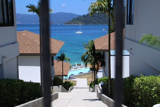 ☆Asara Resort @ Koh Lipe Thai<br /><br />Sunset Beachから丘の上の寺院通りに出て<br />西に進みました。<br />Sita Beach Resortの裏口を過ぎると３年前新規オープンした<br />Asara Resortです。<br />通りを挟んで左手がレセプションで右手が客室です。<br />客室は丘の斜面に階段状に並んでいます。