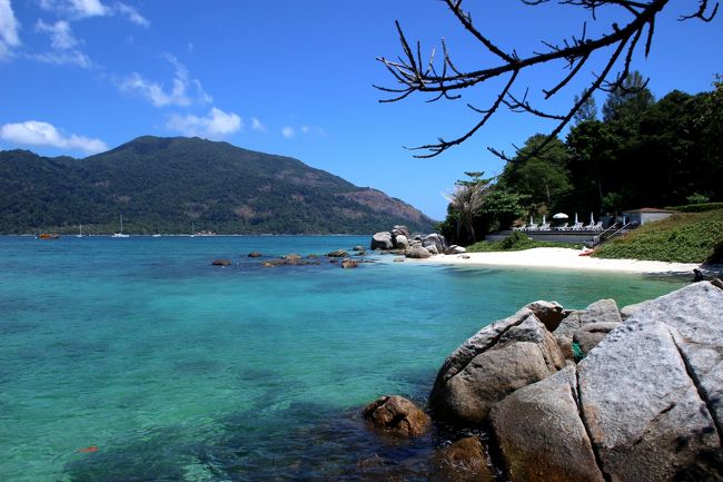 ☆Asara Resort View from Mia Luna Beach @ Koh Lipe Thai<br /><br />タイのビーチは基本的には国有地ですが<br />このAsara Resortのように陸側からビーチに行く場合<br />どうしてもAsara Resortの敷地を通らなければこのビーチには行けないので<br />必然的にこのビーチはAsara Resortのほぼプライベートビーチになります。