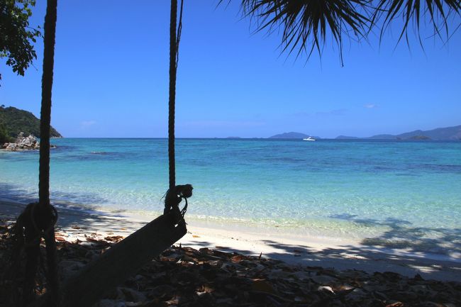 ☆Mia Luna Beach View @ Koh Lipe Thai<br /><br />５、6年前まで営業していたMia Lunaには<br />キャンプサイトとバーがありました。<br />ほとんどの施設は撤去されましたが<br />ブランコや廃棄されたロングテールボートなど<br />このビーチにかつては活気があったことを静かに物語っています。