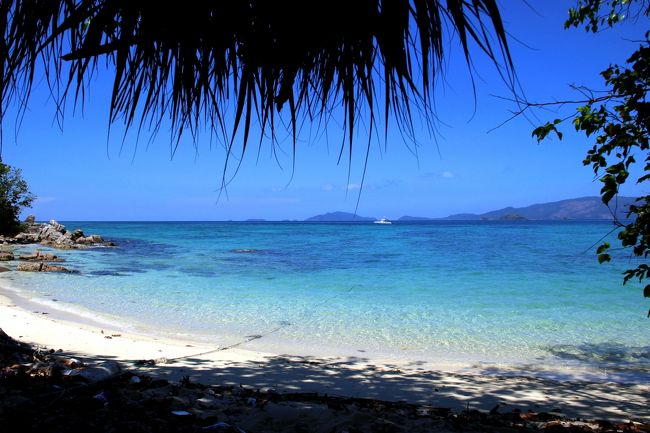 ☆Mia Luna Beach View @ Koh Lipe Thai<br /><br />バーには今では絶目危惧種のレゲエ調のお兄さんがいました。<br />ふだんは暇そうでしたが週末のフルムーンパーティは<br />そこそこの人気でした。<br />一度。バーのお兄さんにパーティに誘われたことがありましたが<br />帰り道が真っ暗なので丁重にお断りしたことがありました。