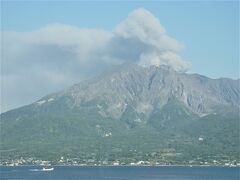 鹿児島中央駅に着き、城山ホテルへ向かいます。
ホテルからは桜島の絶景！
桜島を望みながら入る露天風呂は爽快です。