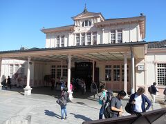 由緒ある駅舎が今も現役、日光駅。