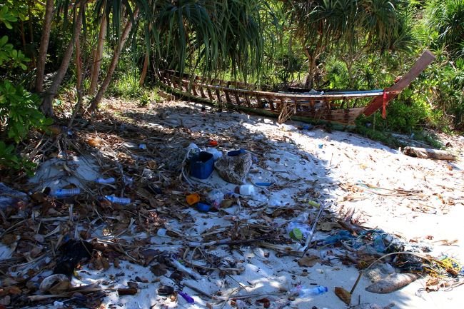 ☆Mia Luna Beach View @ Koh Lipe Thai<br /><br />兵たちの夢の跡<br /><br />ロングテールボートは骨組みが残るだけだし<br />ゴミが乱雑に散らかっているし<br />当時の賑わはまさに夢だったのかも・・・・