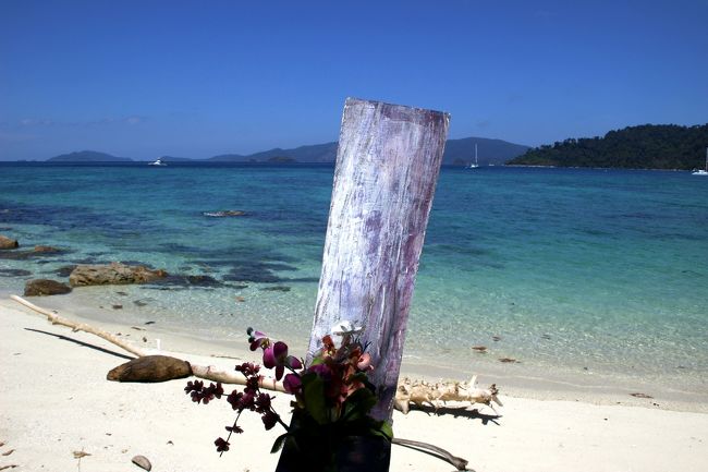 ☆Mia Luna Beach View @ Koh Lipe Thai<br /><br />舳先にはまだサムラック（五色布）やマライ（花飾りがまだ残っていました。