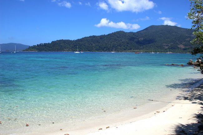 ☆Mia Luna Beach View @ Koh Lipe Thai<br /><br />アイランドホッピングで誰もいない無人島でのんびりしたいけど<br />時間が無い人や予算が寂しい人には<br />このMia Luna Beachが願いを叶えてくれると思います。<br />リペ島島内で歩いて行ける無人ビーチは<br />唯一このMia Luna Beachだけです。