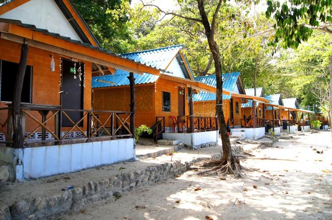 ☆Porn Resort , Sunset Beach @ Koh Lipe Thai (2014/2撮影)<br /><br />５年前まで営業していたPaorn Resort。<br />現在は土台だけ残して全て撤去されています。<br />その後に新しいリゾートホテルが出来るのかと思っていたら<br />Porn ResortどころかSunset Beachの他、Fisheries Deptを除いて<br />カフェやダイビングショップも全て閉鎖撤去されました。<br /><br />もしかしたら土地の所有権の問題なのではないかと思います。<br />ある意味それまでこれらの施設は不法占拠状態だったのかも。