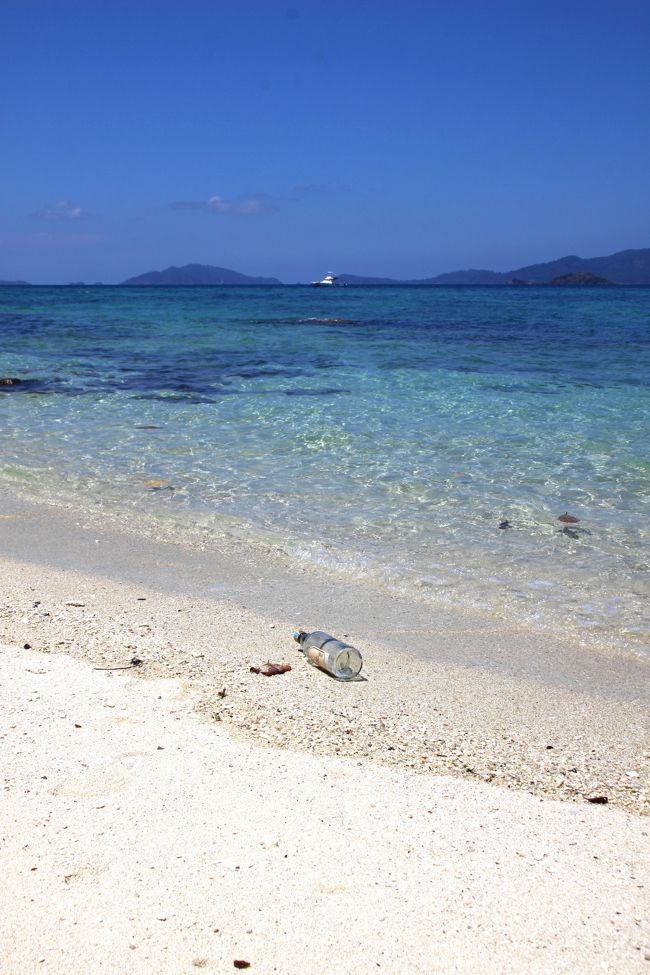 ☆Mia Luna Beach View @ Koh Lipe Thai<br /><br />こんな空き瓶を拾い<br />Mia Luna Beach の珊瑚砂や貝殻を詰めて持ち帰り<br />リペ島の思い出にするのもいいかも知れませんね。<br />私はさすがにこんな大きな瓶は持ち帰りませんが<br />今までに訪れた島で一握りの砂と貝殻を拾い<br />小さな瓶に詰めてコレクションにしています。<br />もう４０個くらい並んでいるかな。<br />その瓶を眺めるたびその訪れた島やビーチの記憶が蘇ります。