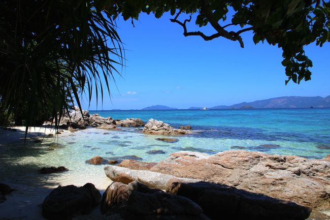 ☆Mia Luna Beach View @ Koh Lipe Thai<br /><br />空き瓶のあったビーチから大きな岩を隔てた隣りにも<br />小さなビーチがあります。