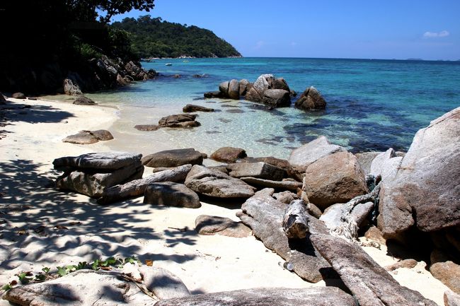 ☆Mia Luna Beach View @ Koh Lipe Thai<br /><br />ここがMia Luna Beachの東端で<br />岩場の向こうはBila Beachという素朴系のリゾートです。<br />Mia Lunaが営業していたころは丘側に<br />行き来できる獣道があったのですが<br />今はブッシュになっているので<br />干潮の時にでも海側から回り込まないと行けなくなりました。