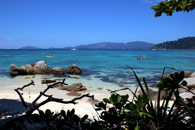 ☆Mia Luna Beach View @ Koh Lipe Thai<br /><br />向こうの島影は<br />右側の一番近いのがKoh Adang<br />中央がKoh Rawi<br />左端の小さい島がKoh Tongです。