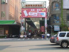 南華観光夜市、日中は自転車やバイクの抜け道になっています