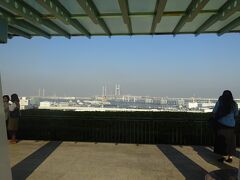 港の見える丘公園に来た

展望台から横浜湾が一望できる。