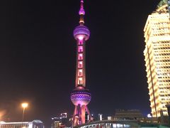 電車で川の向こう側に移動。陸家嘴駅で降りるとすぐそばに東方テレビタワー。