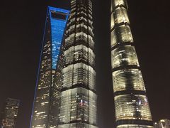 特徴ある建物3棟の写真。
一番右が上海で一番高い建物です。
左の建物は特徴的なデザインをしていて有名。