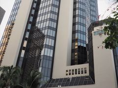 【ハイアット・セントリック・ワイキキビーチ】
ワイキキトレードセンターというオフィスビルをリリニューアルして２０１７年１月１９日にオープン。ハワイのハイアットで6番目のホテルで、ハワイで最初の「ハイアット セントリック」ブランドです。
立地は、ワイキキの中心に位置、新しく生まれ変わったインターナショナル マーケットプレイスのすぐ近く、ワイキキビーチからわずか2ブロック、アラモアナセンターをはじめ、各所への移動が便利なバス停もすぐととっても便利！
去年お隣のホテル「ザ・レイロウ・オートグラフ・コレクション」に宿泊してとても便利だったので立地の利便性は確認済みv(*'-^*)-☆ 
