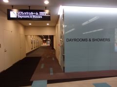 【リフレッシュルーム　成田空港第２ターミナル本館３階】
今回エコノミーなので、ラウンジのシャワーを利用する事が出来ません。
事前に空港内でシャワーを浴びられる所あるかな？と探すとリフレッシュルームがありました。利用料金を見ると
シャワールーム最初の30分:1,050円 / 以降15分毎につき：530円
仮眠室シングル最初の60分:1,560円 / 以降60分毎につき：780円
シャワールームの予約は出来ませんが仮眠室の予約は１か月前から可能です。第２ターミナルのシャワールームは４室だけ。空きがないと困るので、仮眠室を予約しました。