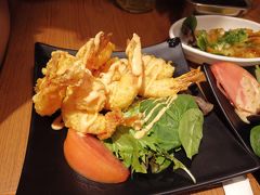 初日の夕食は「ワイキキ横丁」から一軒選ぼうということで皆で歩いていきます。

カラカウア通りに面し、Waikiki Shopping Plazaの地下全体が日本食のフードコートとなっています。
前回訪問時に比べると、少しずつお店は入れ替わっているようでした。

今回は行ったお店は「Kushikatsu Tanaka」さん。
そう都内でもよく見る大阪発祥の「二度漬け禁止」の居酒屋さんです。

串揚げなら子供でも食べられるだろうってことで選択しました。
今回の旅行は孫たち最優先ですから・・・。

何と、きつねうどんまであるのには助かりました。

時差ぼけの中、初日のハワイが終えようとしています♪

ワイキキ横丁
https://www.waikiki-yokocho.com/jp/

食べログ
https://tabelog.com/rvwr/dronsss/rvwdtl/B321133776/


＊二日目以降は後日アップします。